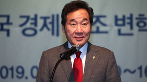 이 총리 "한국 경제, 고통의 강 건너고 있어…구조변혁 절실"