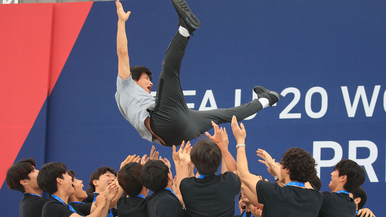 U-20 월드컵 태극전사들의 유쾌한 환영식…'즉석 헹가래'