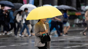 낮부터 전국 대부분 비&hellip;곳곳 천둥&middot;번개&middot;우박도