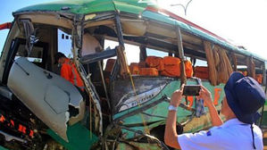 인니서 차량 4중 충돌 12명 사망&hellip;"버스 승객이 운전사 공격"