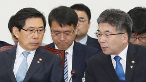 박상기 법무부 장관 "윤석열 지명, 선배 기수 옷 벗으라는 의미 아냐"