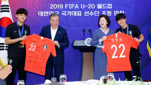 "대통령님 등 번호는 22"&hellip;U-20 선수단에 유니폼 선물 받은 문 대통령