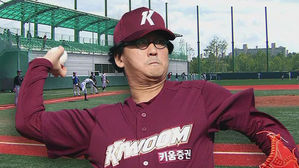 허민 의장, 훈련 끝난 선수와 '캐치볼'&hellip;선수협 "계약 위반"