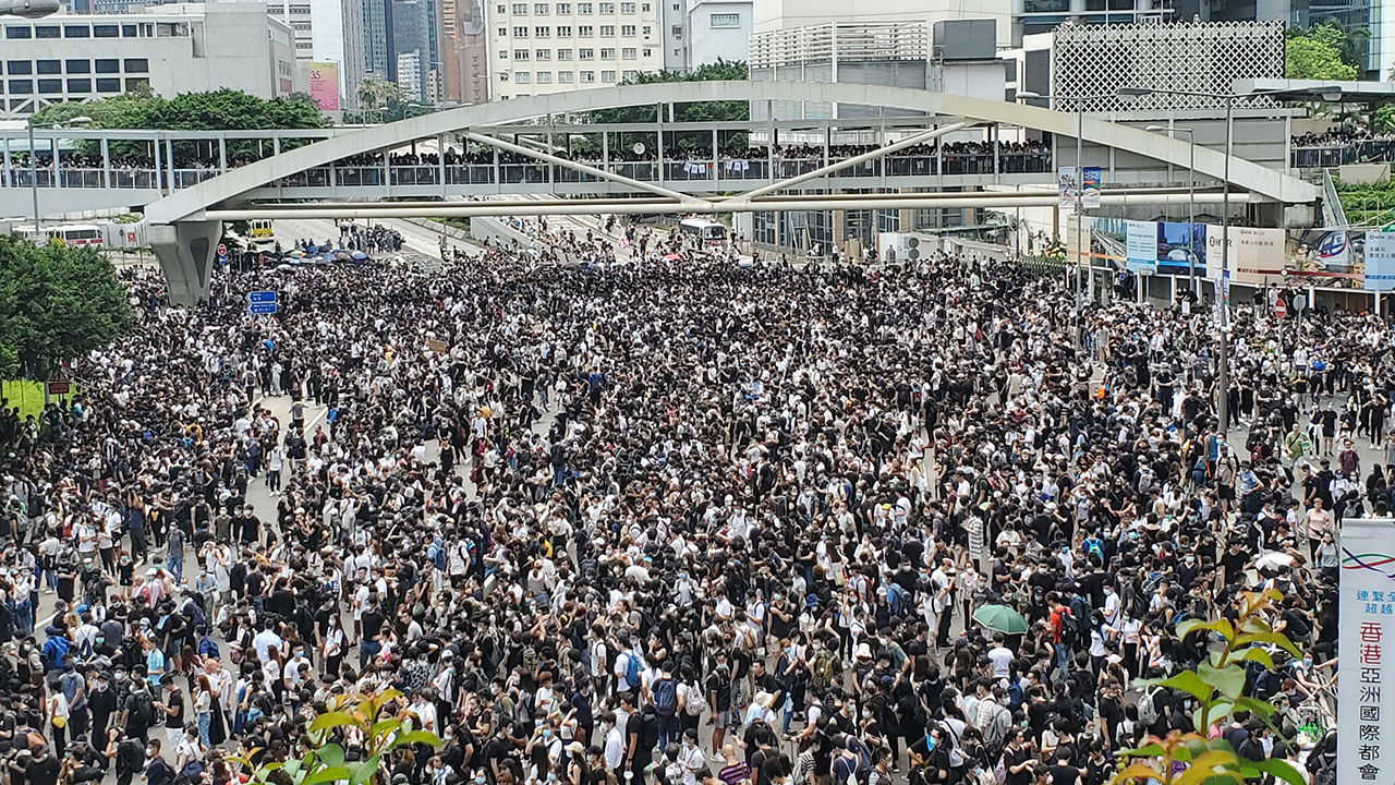 6월 12일 홍콩 애드미럴티 지역. 아침부터 정부 청사 앞 도로는 시위 참가자들로 가득 찼다.