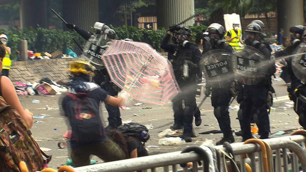 6월 12일 시위대를 경찰이 강력 진압하면서 80명이 넘는 부상자가 발생했다.