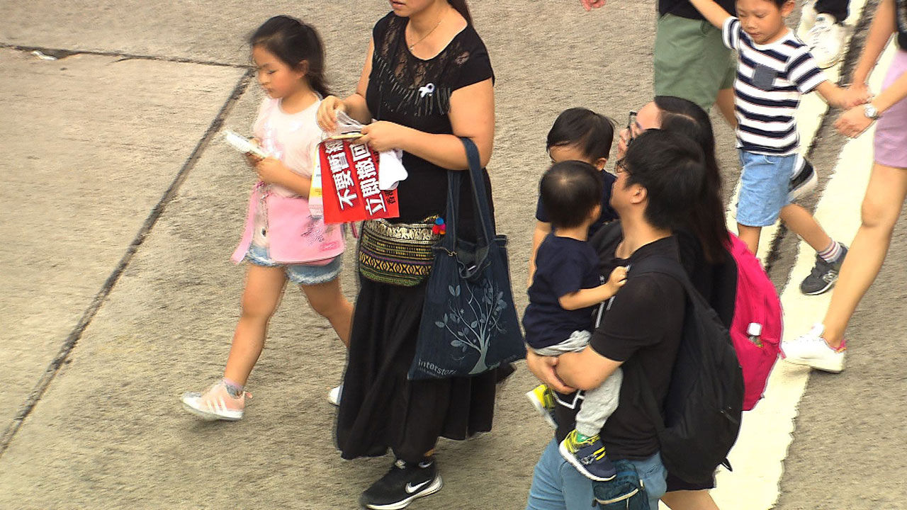 6월 16일 200만 '검은 대행진'에는 아이를 데리고 나온 부모들도 많았다.