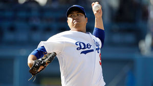 '야속한 수비' 류현진, 야수진 실책 행진 속 시즌 첫 3실점