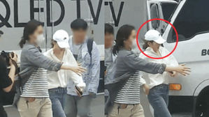 [SBS Star] IRENE Hits Her Body on a Truck While Trying to Avoid Fans Getting Too Close to Her