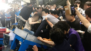 구 노량진수산시장 명도집행 또 충돌&hellip;상인 2명 부상