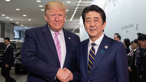 미일, 석 달 연속 정상회담&hellip;트럼프 "무역&middot;무기구입 협의" 압박