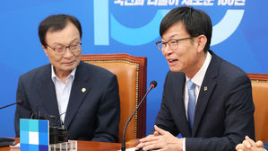 이해찬 "정책은 '경중·선후·완급'이 중요"…김상조에 '훈수'