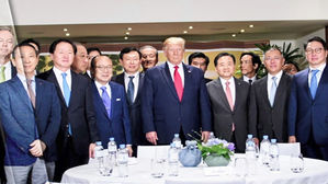 韓 기업 총수 만난 트럼프&hellip;'美 투자' 은근 압박