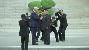 북&middot;미, 분단의 선 넘어 평화의 손 잡다