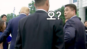 판문점 역사적 만남의 순간&hellip;역사에는 남지 않을 경호원들의 작은 만남