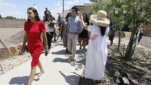 이민자 구금시설 방문 美 의원들 "변기 물 마시라고 해" 주장