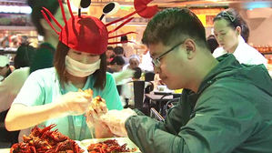 "가재 껍질 까드려요"…中서 뜨는 '게으른 사람' 경제