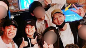 [SBS Star] Song Joong Ki Spotted with His Movie Cast Members