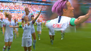 여자 월드컵 시상식에서 '동일 임금' 구호를 외친 관중들&hellip;미국 대표팀 래피노 "남자 대표팀과 동일 임금 달라"