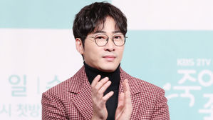 [SBS Star] Photos of Kang Ji Hwan in Bed with a Filipino Woman Resurfaces in Light of His Arrest