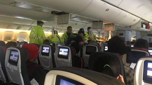 캐나다 항공기 강타한 난기류&hellip;"승객들 천장으로 날아가"