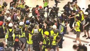 홍콩 대규모 충돌…경찰-시위대 '집단 난투극'