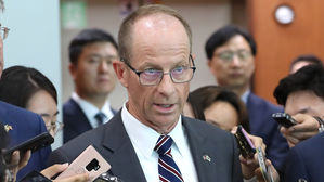 美 스틸웰 "한일갈등 해결 노력 지원&hellip;해법 곧 찾길 희망"