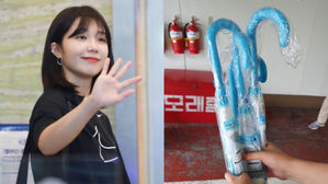 [SBS Star] Apink EUNJI Buys Umbrellas for Fans Who Was Standing in the Rain