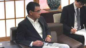 日 외무상, 주일대사 말 끊고 "잠깐만요"&hellip;대놓고 '결례'