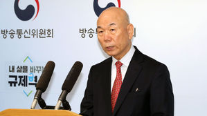 이효성 전 방통위원장 "페이스북 소송 좋은 결과 기대"