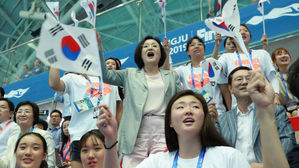 김정숙 여사 "대∼한민국"&hellip;광주세계수영 1박2일 응원