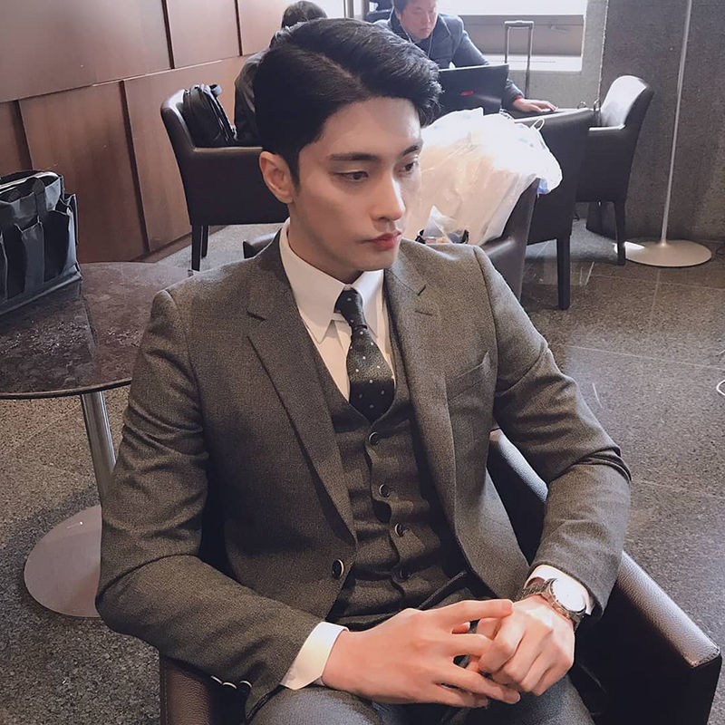 유기견 입양한 배우 성훈 (구성=신지수 에디터, 사진='youumbba'·'성훈' 인스타그램 캡처)