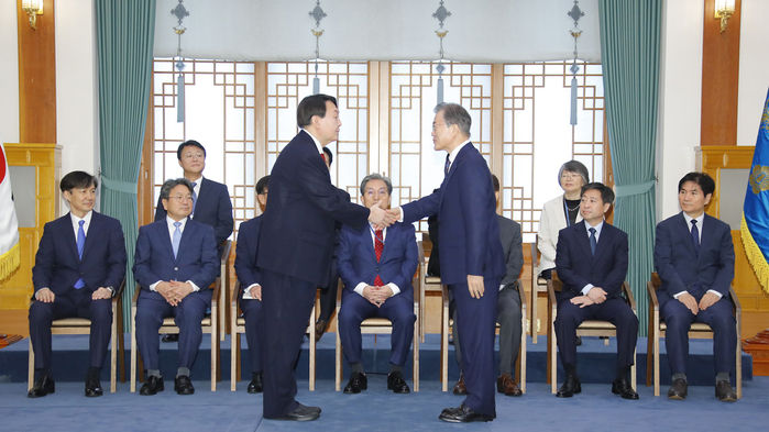 메인이미지  5 : 문재인 대통령이 25일 오전 청와대에서 열린 윤석열 신임 검찰총장 임명장 수여식에서 윤 총장에게 임명장을 수여한 뒤 악수하고 있다.