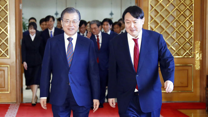 메인이미지  2 : 문재인 대통령이 25일 오전 청와대에서 윤석열 신임 검찰총장에게 임명장을 수여한 뒤 환담을 나누기 위해 함께 이동하고 있다.