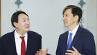 섬네일이미지  3:조국 민정수석과 윤석열 신임 검찰총장이 25일 오전 청와대에서 열린 임명장 수여식에 앞서 열린 차담회에서 대화하고 있다.