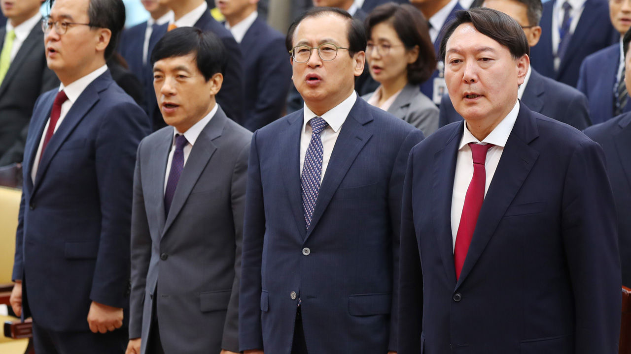 취임식에서 참석자들과 애국가를 제창하고 있는 윤석열 신임 검찰총장(맨오른쪽) (사진=연합뉴스)