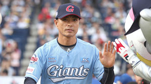 롯데, 달라진 뒷심 보였지만&hellip;공필성 감독대행 데뷔전 패배