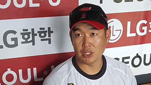 LG 송은범, 이적 후 첫 경기서 타구 맞고 교체&hellip;왼발 타박상
