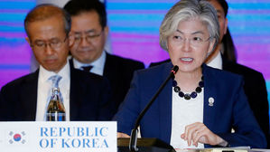 강경화 "日 화이트리스트 제외 조치, 역내 번영에 심각한 위협"