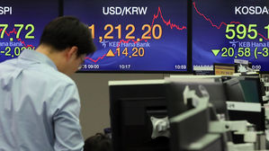 겹악재에 치솟는 원&middot;달러 환율&hellip;"1,200원대 고착화 가능성"