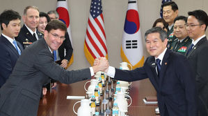 에스퍼 美 국방장관, 한국에 '호르무즈 해협 파병' 요청