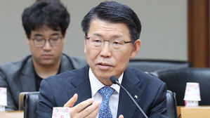 은성수 금융위원장 후보자 첫 출근…현안 파악·청문회 준비