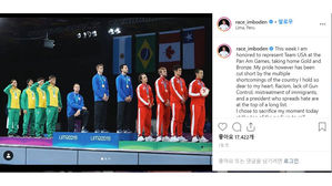 美 선수들, 팬암대회 시상대서 인종차별 등 항의 퍼포먼스