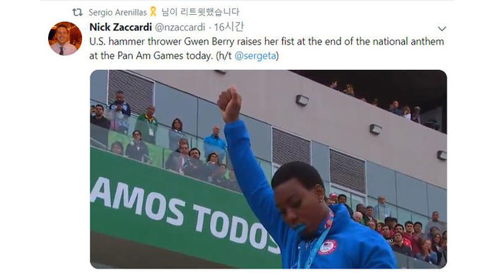 시상식에서 주먹 쥔 손 들어올린 베리 (사진=미 NBC 기자 트위터 캡처, 연합뉴스)