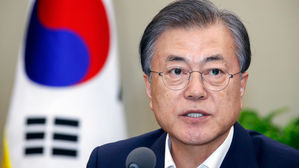 문 대통령 "日에 감정적 대응 안 돼&hellip;결기 갖되 냉정해야"