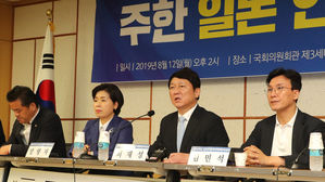 주한 일본 언론 기자간담회에서 발언하는 최재성 위원장 (사진=연합뉴스)