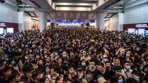 시위 등에 홍콩 경제 주저앉나&hellip;성장률 전망 0&sim;1%로 하향