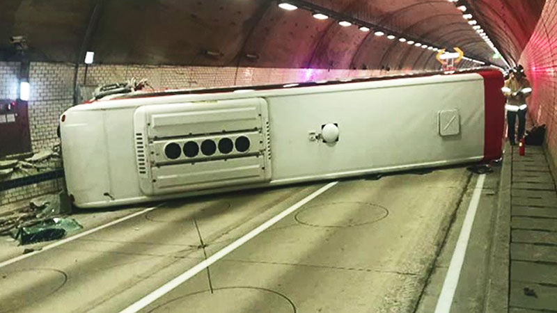   Two tangled vehicles hit highway bus  At the time of dizziness 