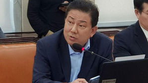 '패스트트랙 충돌' 김병기 경찰 출석 "한국당도 나와라"