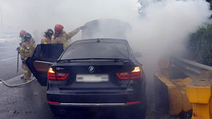 경남 김해서 BMW 엔진룸 화재&hellip;인명피해 없어
