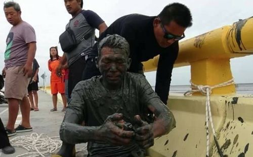 [Pick] 죽은 아내가 준 '줄자' 찾기 위해 목숨 걸고 다리에서 뛰어내린 남성 (사진=ThaiRescueNews 페이스북 캡처)